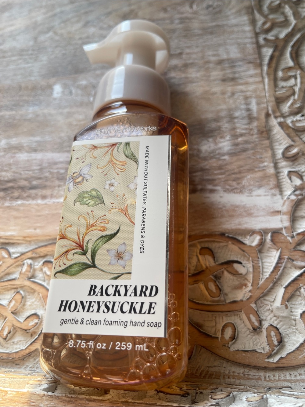 Bath & Body Works Backyard Honeysuckle Foaming Hand Soap - Amber & Cream